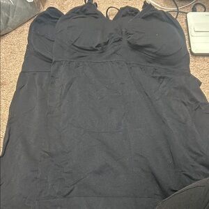 Amazon Black Women's Tank Top with Built-In Cups bin e7